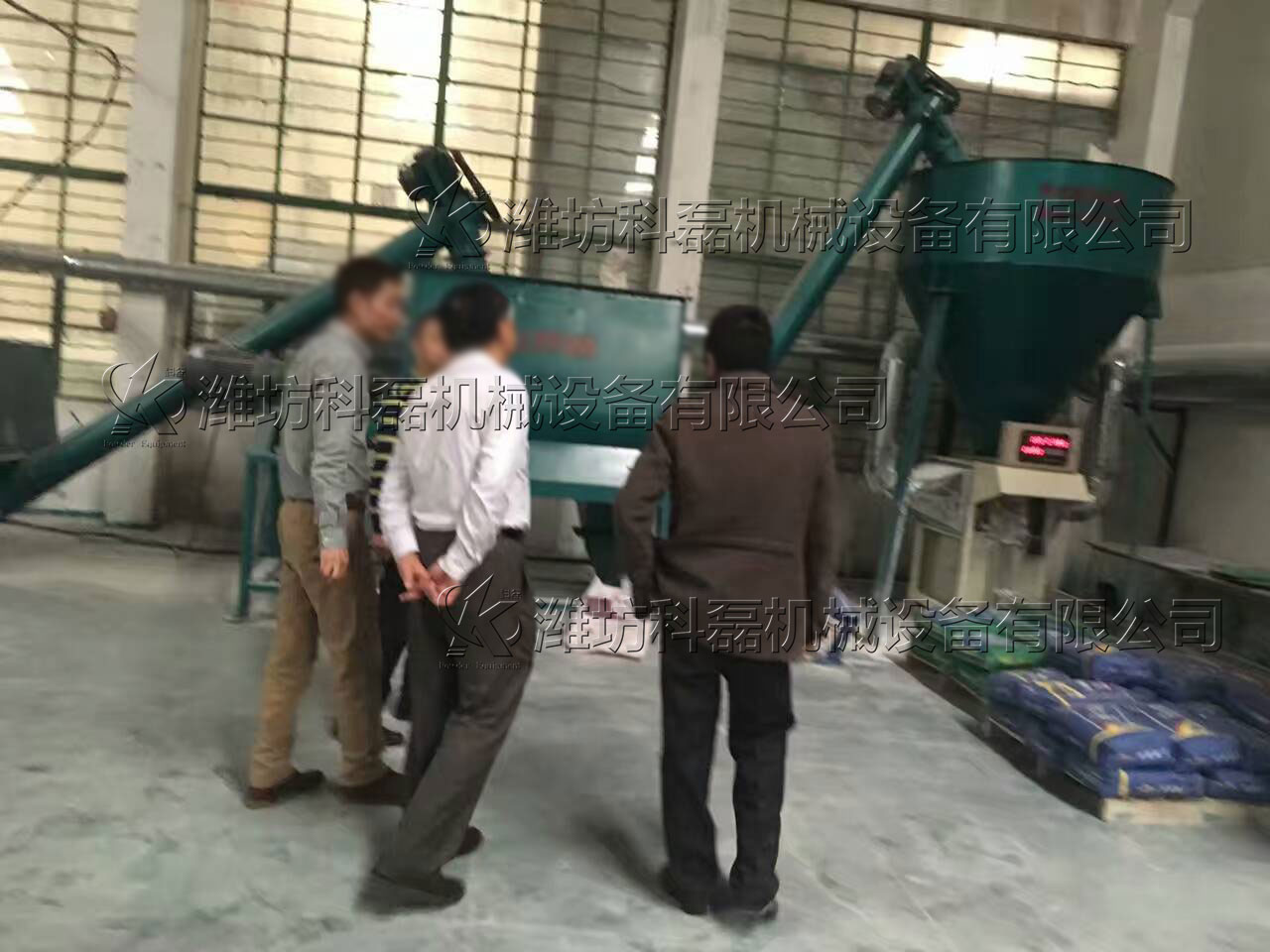 山東東(dōng)營客戶(hu)膩子粉(fěn)生産線(xiàn)實拍 第(di)2張