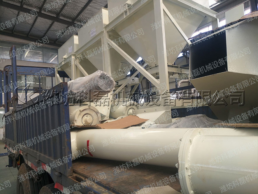 襄(xiāng)阳用裕橡胶(jiao)制造有限公(gōng)司攪拌、輸送(sòng)整套設備發(fā)貨實拍 螺旋(xuán)輸送 絞龍 料(liao)倉 攪拌站 第(di)1張