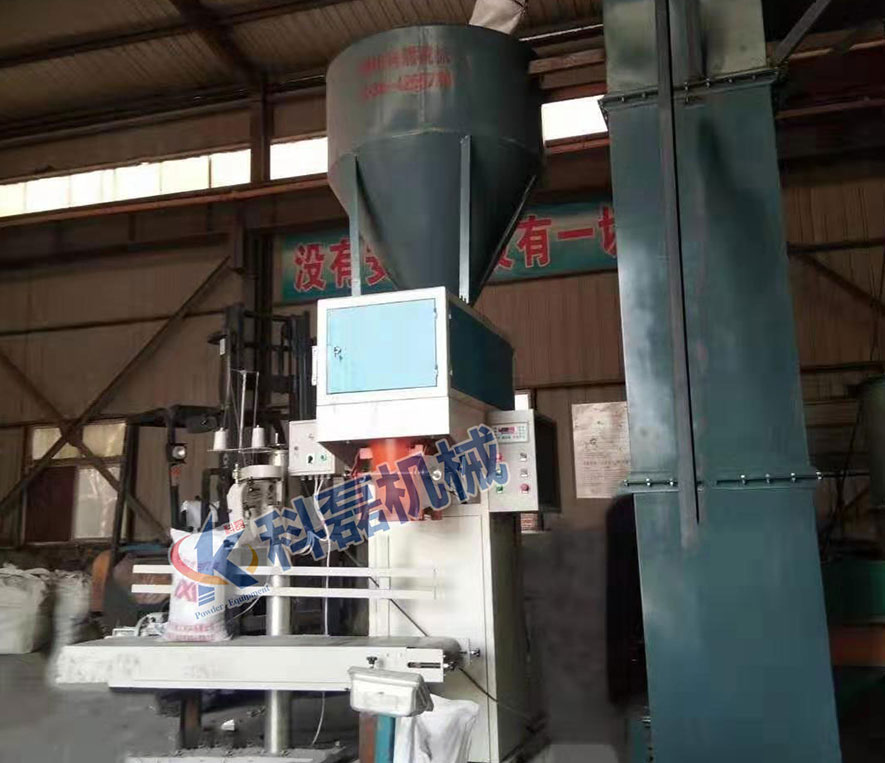 襄阳(yang)用裕橡胶(jiāo)制造有限(xian)公司敞口(kou)袋包裝秤(chèng)包裝機使(shi)用現場實(shi)拍 第1張