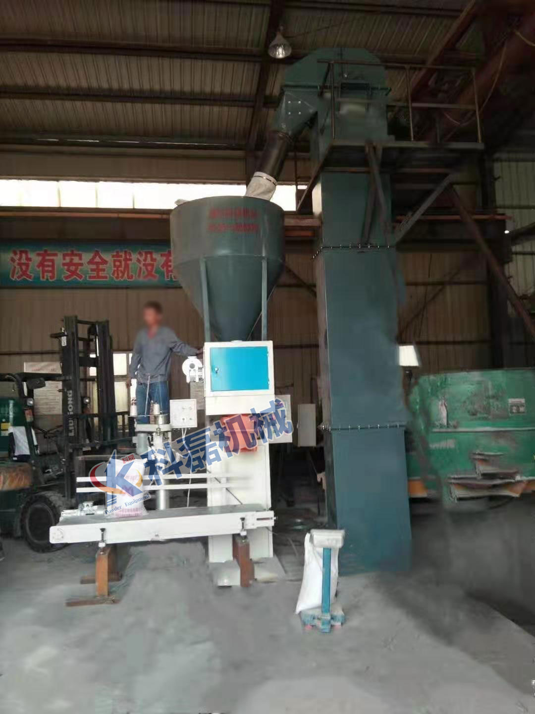 襄阳(yáng)用裕橡胶(jiao)制造有限(xian)公司敞口(kou)袋包裝秤(chèng)包裝機使(shǐ)用現場實(shí)拍 第3張