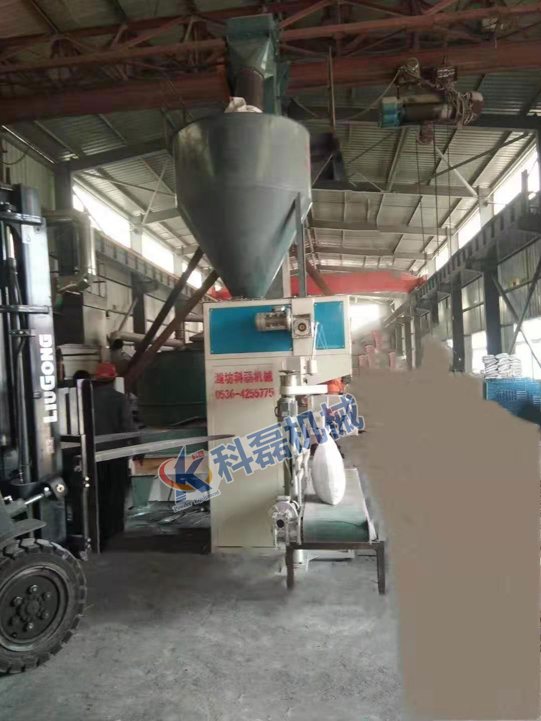 襄阳用裕(yù)橡胶制造(zào)有限公司(sī)敞口袋包(bao)裝秤包裝(zhuang)機使用現(xian)場實拍 第(di)2張