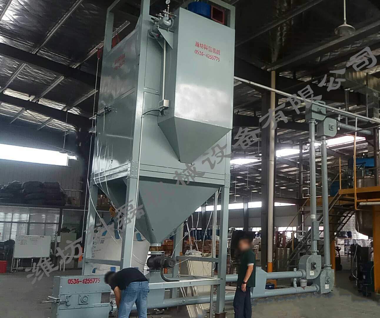 襄阳(yang)用裕橡胶制造(zào)有限公司管鏈(liàn)輸送機噸袋拆(chai)包機使用現場(chang)實拍 第1張