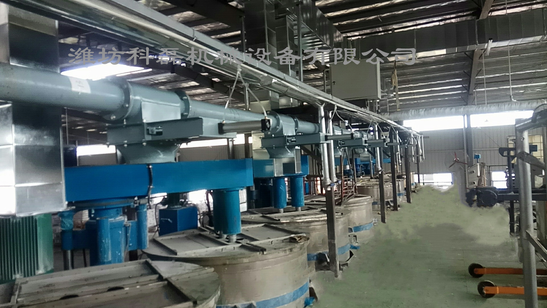 襄阳用裕(yù)橡胶制造有限(xiàn)公司管鏈輸送(song)機噸袋拆包機(ji)使用現場實拍(pāi) 第2張