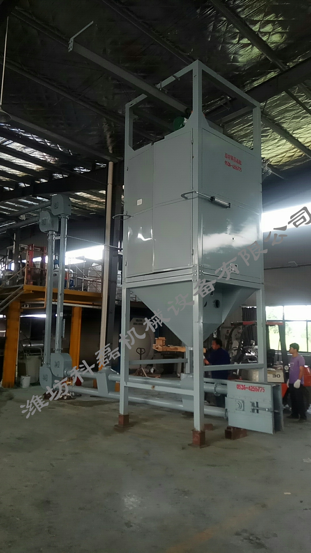 襄阳用裕橡胶(jiāo)制造有限公司(sī)管鏈輸送機噸(dūn)袋拆包機使用(yong)現場實拍 第3張(zhāng)