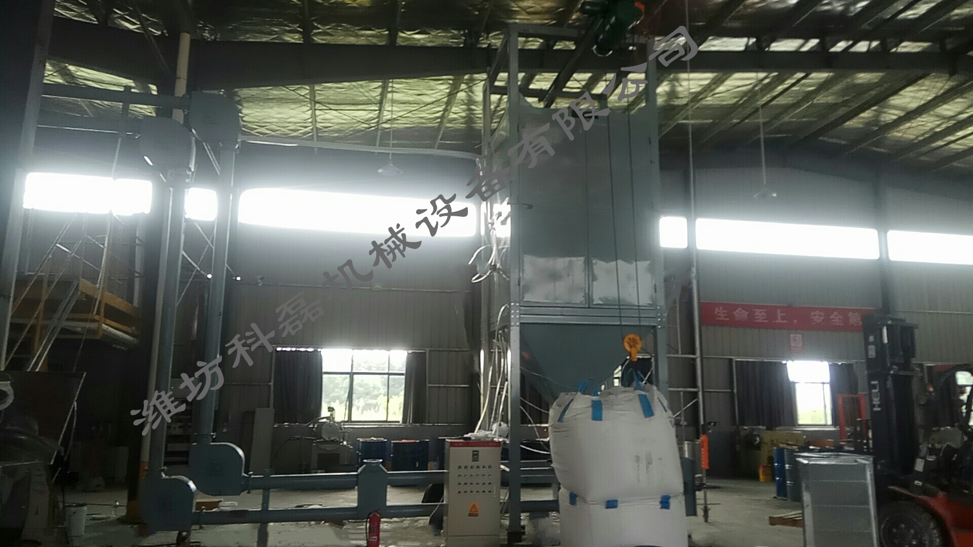 襄阳(yáng)用裕橡胶制造(zao)有限公司管鏈(liàn)輸送機噸袋拆(chāi)包機使用現場(chǎng)實拍 第4張