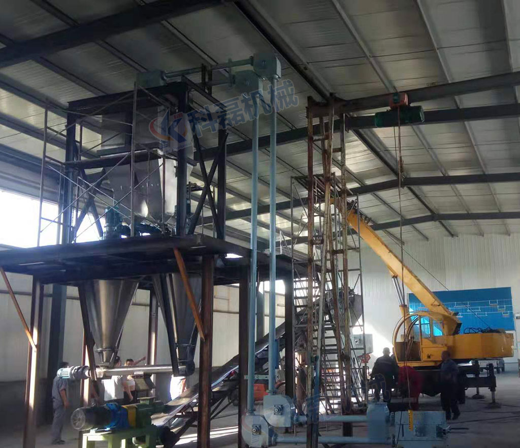 襄阳(yang)用裕橡胶(jiāo)制造有限(xian)公司管鏈(lian)輸送機客(ke)戶安裝使(shi)用現場實(shi)拍 第1張