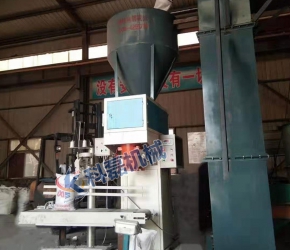 襄阳用裕橡胶(jiāo)制造有限公司敞(chǎng)口袋包裝秤包裝(zhuāng)機使用現場實拍(pai)